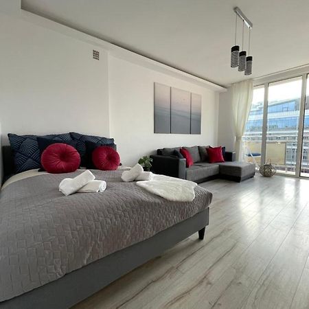 Aleje Jerozolimskie: Central Warsaw Stay with Free Parking Exterior photo